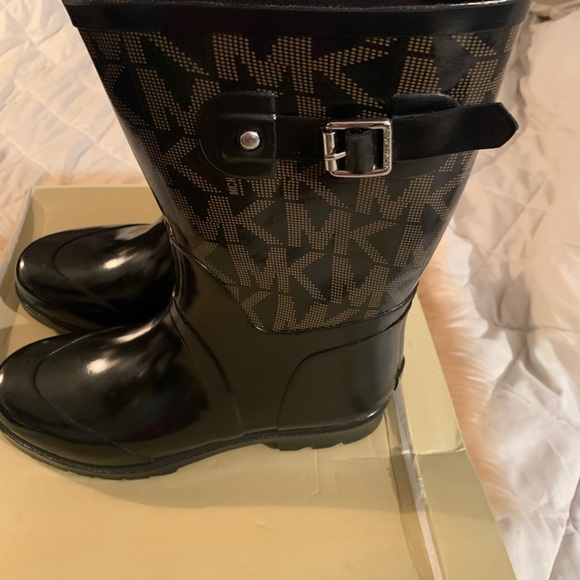 MICHAEL KORS BLACK RAIN BOOT. - Picture 4 of 5